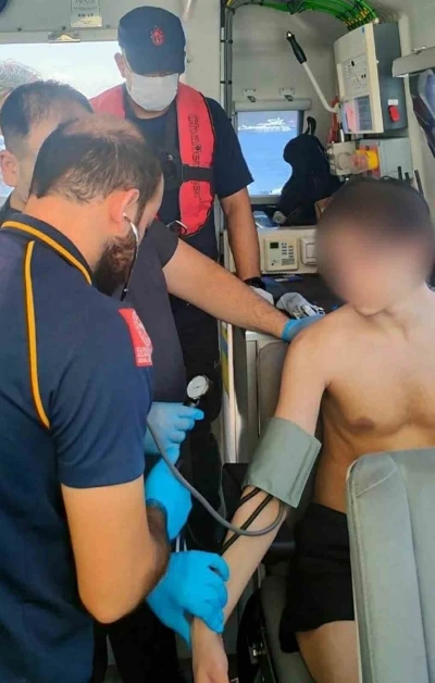 Gezi teknesinde rahatsızlanan vatandaşa tıbbi tahliye
