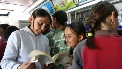 Gezici K&uuml;t&uuml;phane, 3 binden fazla kitabı okurlarla buluşturuyor
