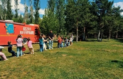 &lsquo;Gezici K&uuml;t&uuml;phane&rsquo; Yenişehir Parkı&rsquo;nda &ccedil;ocuklarla buluştu
