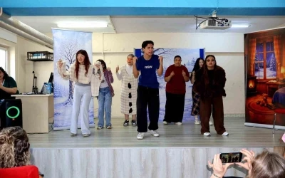 Gezici tiyatro, &ouml;ğrencileri sanatla buluşturdu
