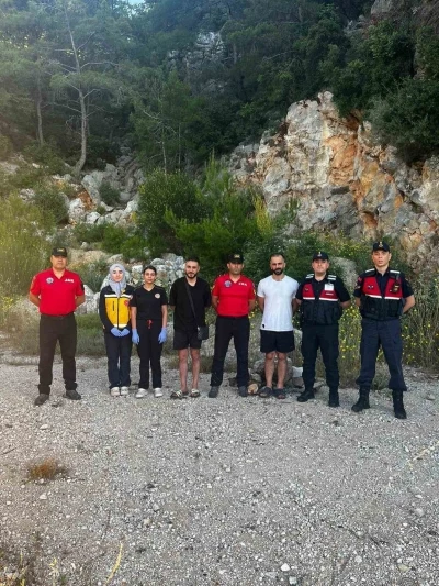 Gezmek i&ccedil;in gittikleri Gizli koyda kaybolan 2 kişi JAK timlerince kurtarıldı
