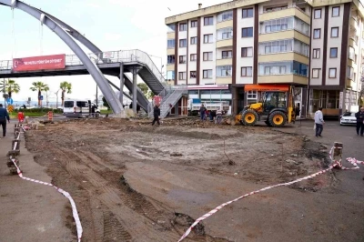 Giresun Belediye Başkanı Fuat K&ouml;se, meydan d&uuml;zenleme &ccedil;alışmalarını inceledi

