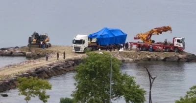 Giresun&rsquo;da kayalıklara &ccedil;ıkan Sahil G&uuml;venlik botu olay yerinden kaldırıldı
