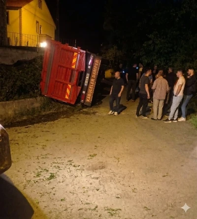 Giresun&rsquo;da yaş &ccedil;ay y&uuml;kl&uuml; kamyon devrildi
