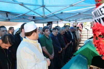 Giresun&rsquo;daki kazada hayatlarını kaybeden Yıldız ailesi Trabzon&rsquo;da son yolculuklarına uğurlandı
