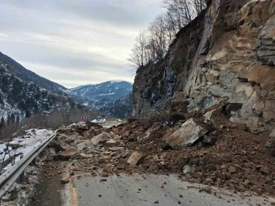 Giresun-Sivas kara yolunda heyelan: Yol kontroll&uuml; olarak ulaşıma a&ccedil;ıldı
