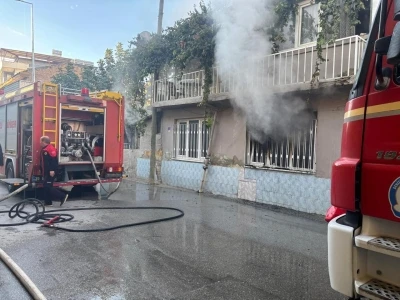 Giriş katında başlayan yangın evi küle çevirdi
