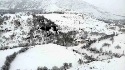 Girlevik Şelalesi&rsquo;nde kar kalınlığı 20 santimetreye ulaştı
