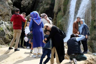 Girlevik Şelalesi&rsquo;ne bayramda ziyaret&ccedil;i akını
