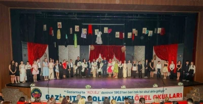 GKV&rsquo;li &ouml;ğrencilerden dev prod&uuml;ksiyon: "L&uuml;k&uuml;s Hayat" ayakta alkışlandı
