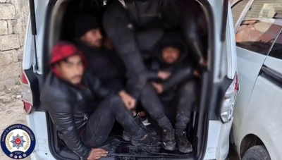 G&ouml;&ccedil;menleri tıka basa taşırken yakayı ele veren insan ka&ccedil;ak&ccedil;ısı tutuklandı
