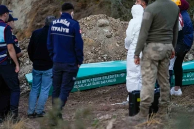 Göçük altında kalan iki çiftçinin cenazeleri morga kaldırıldı
