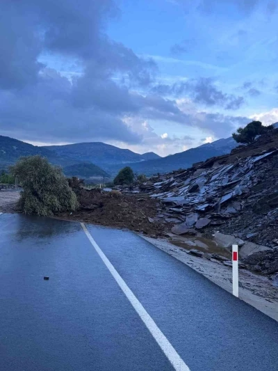 Gökçeada’da sel; bazı iş yerleri ve evler sular altında kaldı toprak kayması yolları kapattı
