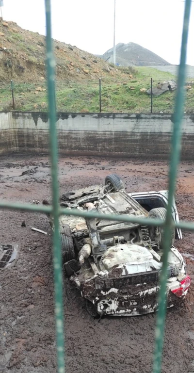 G&ouml;k&ccedil;eada&rsquo;da yoldan &ccedil;ıkan otomobil fabrikanın bah&ccedil;esine u&ccedil;tu: 4 yaralı
