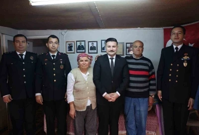 G&ouml;k&ccedil;eada Kaymakamı Acar&rsquo;dan Gazi ailesine bayram ziyareti
