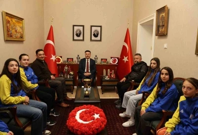G&ouml;k&ccedil;eada&rsquo;nın şampiyon kızları kaymakamlık makamında ağırlandı
