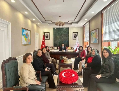 G&ouml;k&ccedil;eadalı kadınlardan Kaymakam Acar&rsquo;a el emeği hediyesi
