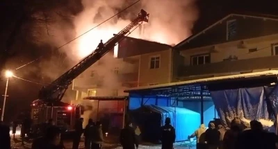 G&ouml;k&ccedil;ebey&rsquo;de 3 katlı binanın &ccedil;atısı alev alev yandı
