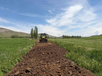G&ouml;k&ccedil;edere&rsquo;de bozulan dağ ve arazi yollarında &ccedil;alışma başlatıldı

