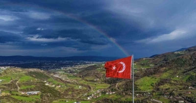 G&ouml;kkuşağı ve T&uuml;rk bayrağı aynı karede buluştu
