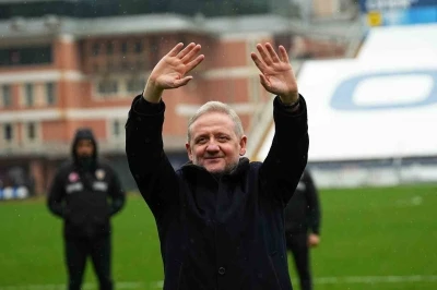 G&ouml;ksel G&uuml;m&uuml;şdağ, galibiyet sonrası trib&uuml;nleri selamladı
