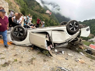 Göksu Travertenleri’nde 4 kişinin yaralandığı trafik kazası güvenlik kamerasına yansıdı
