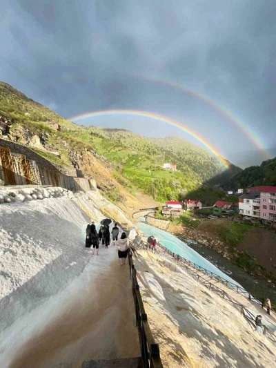 G&ouml;ksu Travertenleri&rsquo;nde &ccedil;ift g&ouml;kkuşağı b&uuml;y&uuml;ledi
