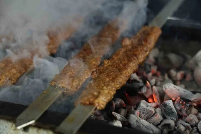 Gökyüzü, kebap dumanlarıyla kaplandı
