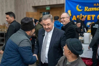 G&ouml;lbaşı Belediye Başkanı Odabaşı, ilk iftarını vatandaşlarla ger&ccedil;ekleştirdi
