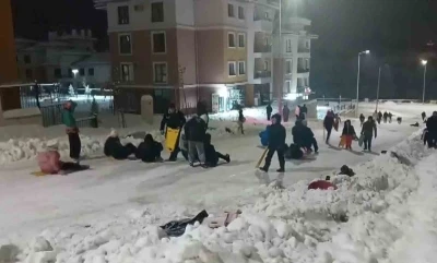 G&ouml;lbaşı il&ccedil;esinde vatandaşların kar keyfi
