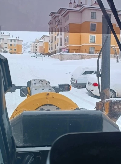 G&ouml;lbaşı&rsquo;nda deprem konutlarında kar temizleme &ccedil;alışması
