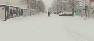 G&ouml;lbaşı&rsquo;nda kar yağışı etkili oldu
