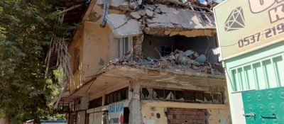 Gölbaşı’nda yıkılmayan bina tehlike saçıyor