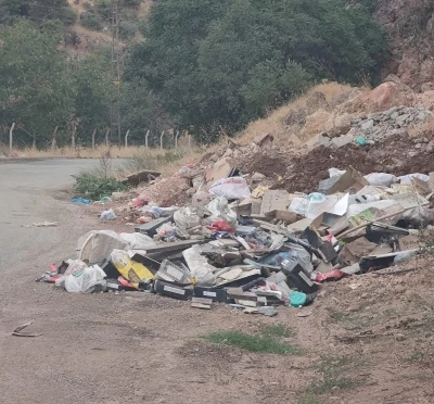 Gölbaşı’nda yol kenarına bırakılan çöpler çevre kirliliğine yol açıyor
