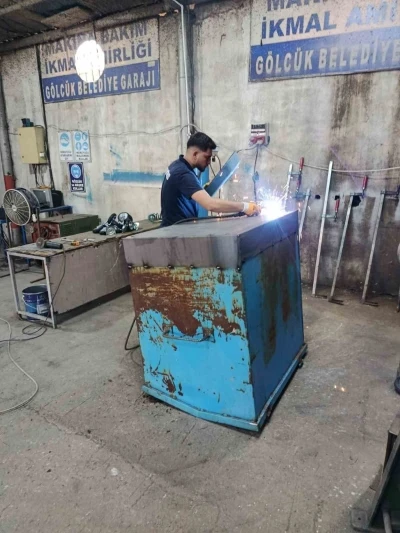 G&ouml;lc&uuml;k&rsquo;te eskiyen konteynerler &ccedil;&ouml;pe gitmiyor, yenilenerek tasarruf sağlanıyor
