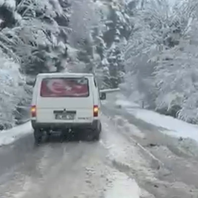 G&ouml;lc&uuml;k yolunda kar s&uuml;rprizi: Kar lastiği olmayan ara&ccedil; yolda kaldı
