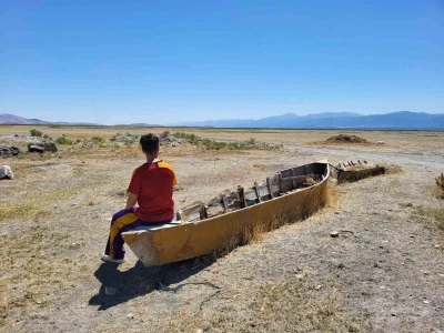 Gölde karaya oturan kayıklar korkutucu manzara oluşturdu
