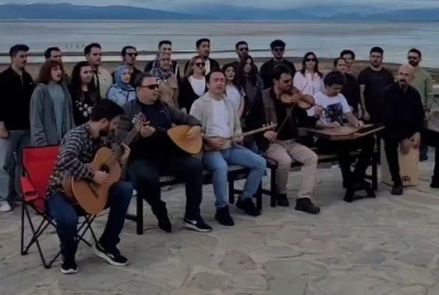 Göldeki mini adada türkülerle &quot;Beyşehir Gölü kurumasın&quot; farkındalık etkinliği
