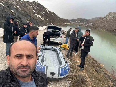 G&ouml;le d&ouml;nen yayla yolundan botla ge&ccedil;ip k&ouml;ylerine gittiler
