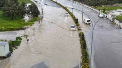 G&ouml;le d&ouml;nen yolda ara&ccedil;ların zorlu ilerleyişi havadan g&ouml;r&uuml;nt&uuml;lendi
