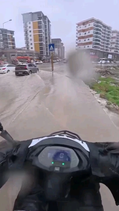 G&ouml;le d&ouml;nen yollarda direksiyon başındaki motokurye yaşadıklarını kayda aldı
