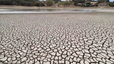 Gölet kurumaya yüz tuttu: Çatlaklar oluştu
