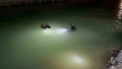 Gölete düşen kamyonet ekipleri harekete geçirdi