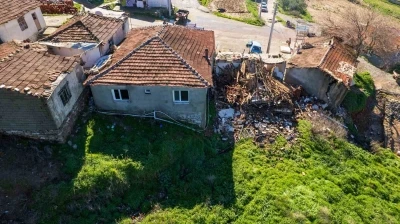 G&ouml;lmarmara&rsquo;da heyelan: 7 ev kullanılamaz hale geldi
