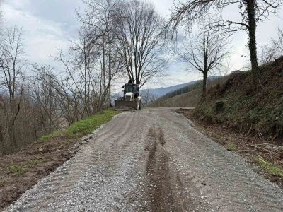 G&ouml;lyaka&rsquo;da k&ouml;y yolları yenilendi

