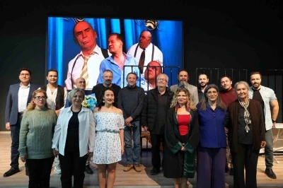 G&ouml;me&ccedil; Kent Tiyatrosu izleyenleri kahkahaya boğdu
