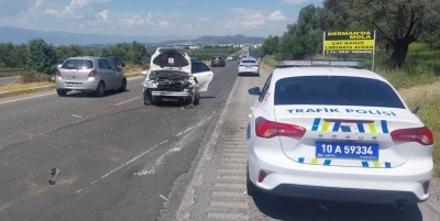 G&ouml;me&ccedil;&rsquo;te iki otomobil &ccedil;arpıştı: 2 yaralı
