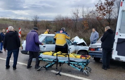 G&ouml;nen&rsquo;de iki otomobil &ccedil;arpıştı: 6 yaralı
