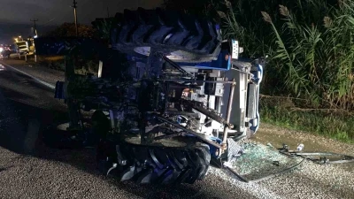 Gönen’de otomobil traktöre çarptı: 2 yaralı
