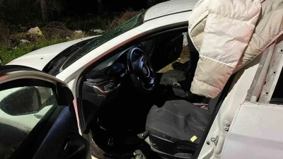 G&ouml;nen&rsquo;de park halindeki ara&ccedil;ta patlama: 2 yaralı
